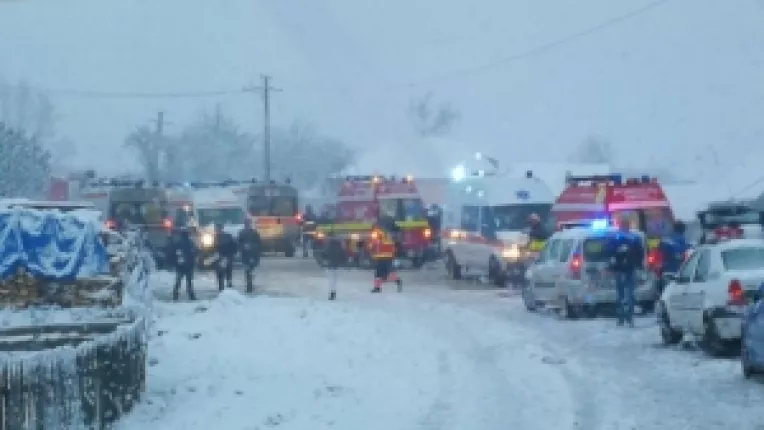 Accident tragic pe DN 15, intre intre Borsec si Tulghes, soldat cu 2 morti si 18 raniti dupa ce un microbuz s-a rasturnat