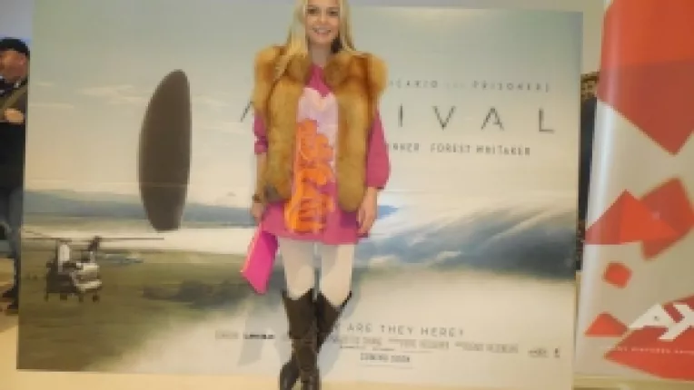 Actrita Crina Matei: Arrival: Primul contact este un film cu emotie, care, desi SF, pare plauzibil!