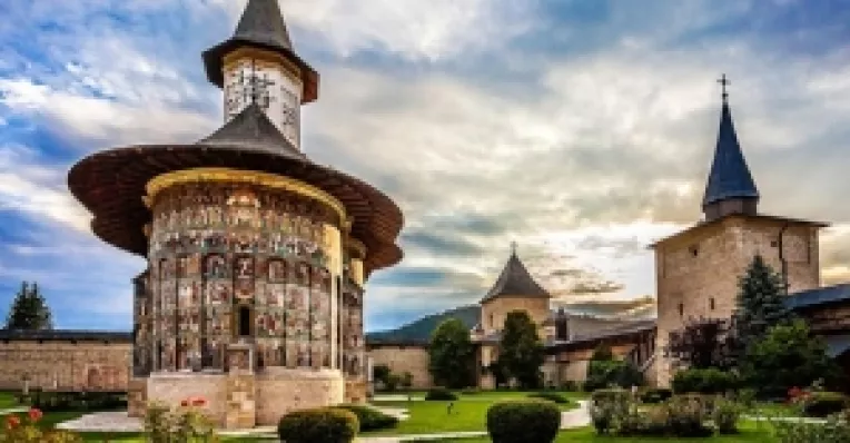 Cele mai importante monumente bisericesti romanesti sunt de inspiratie spirituala si culturala bizantina