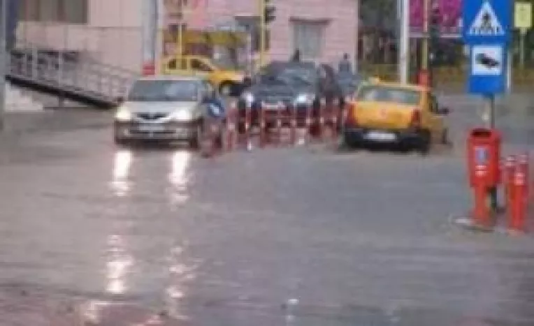 Cod portocaliu de ploi emis de Administratia Nationala de Meteorologie