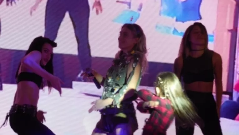 Corina Bud a atras privirile la concertul sustinut cu ocazia Winter Fashion, la Plaza Romania