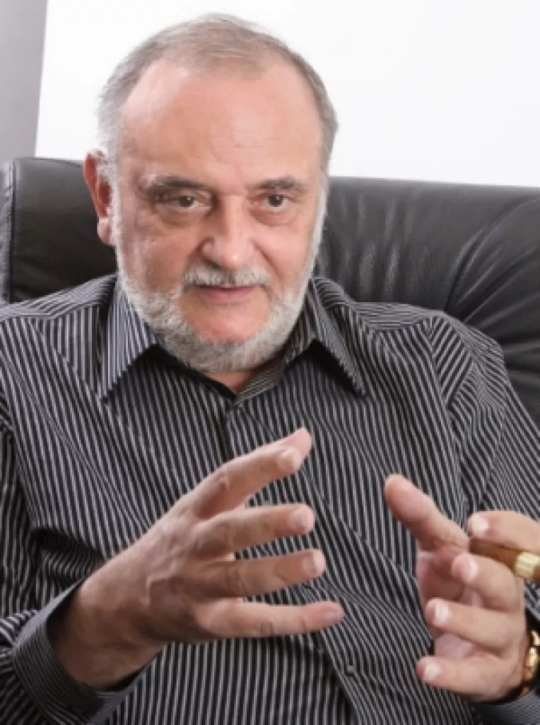 Dinu Patriciu si-a vandut participatia de 99,92% pe care o detinea ca persoana fizica la Adevarul Holding SRL