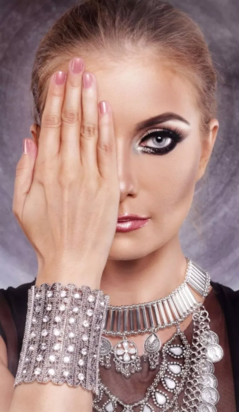 Dj Rynno feat. Sylvia  lanseaza  You Look Indian!