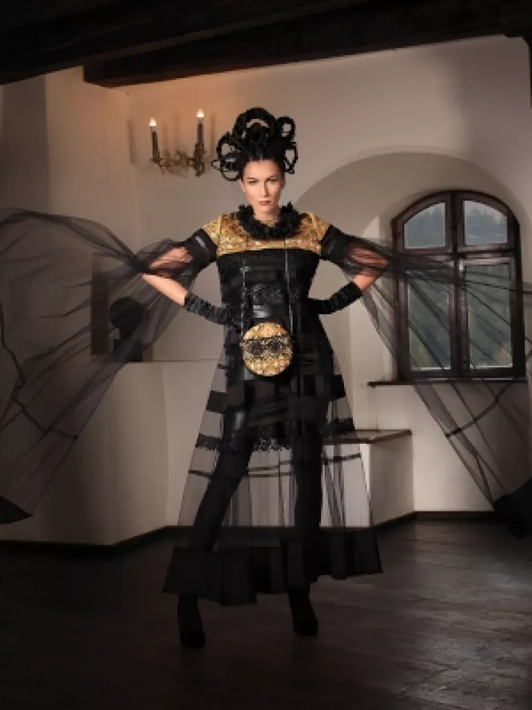 Doua piese vestimentare din colectia Zestrea by Liliana Turoiu ajung la Palatul Cesianu-Racovita, la Artmark