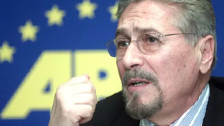 Emil Constantinescu propune ca o comisie parlamentara sa cerceteze afirmatiile lui Saftoiu