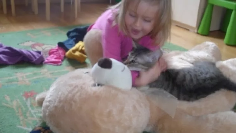 Gagaita : Micuta Andreea si motanul Berlioz