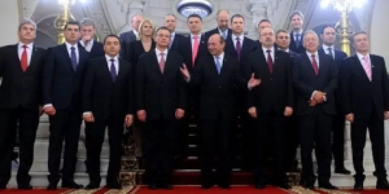 Guvernul Ungureanu a depus juramantul in fata presedintelui Basescu