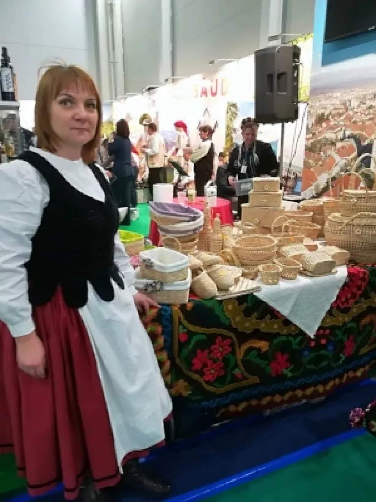 Ilona Szilagyi de la Organic Art din Bistrita-Nasaud: Traditia de a impleti cosuri din papura se transmite de la bunici la parinti!