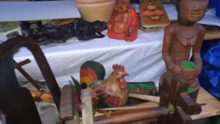 Obiecte de arta africana, la standul Corinei si al sotului ei