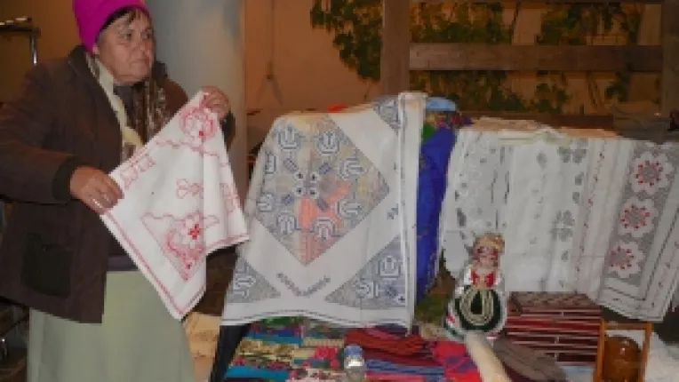 Rodica Dirlea din Sighisoara: "Am adus la targul traditional de la MTR cusaturi manuale!"