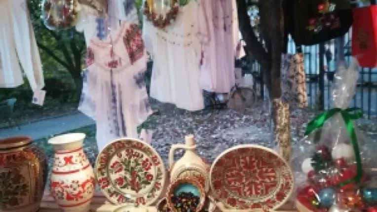 Teodora Economu de la Traditional Robox, la Piata Taraneasca: Ceramica de Horezu si ornamente de Craciun lucrate de copiii cu sindrom Down